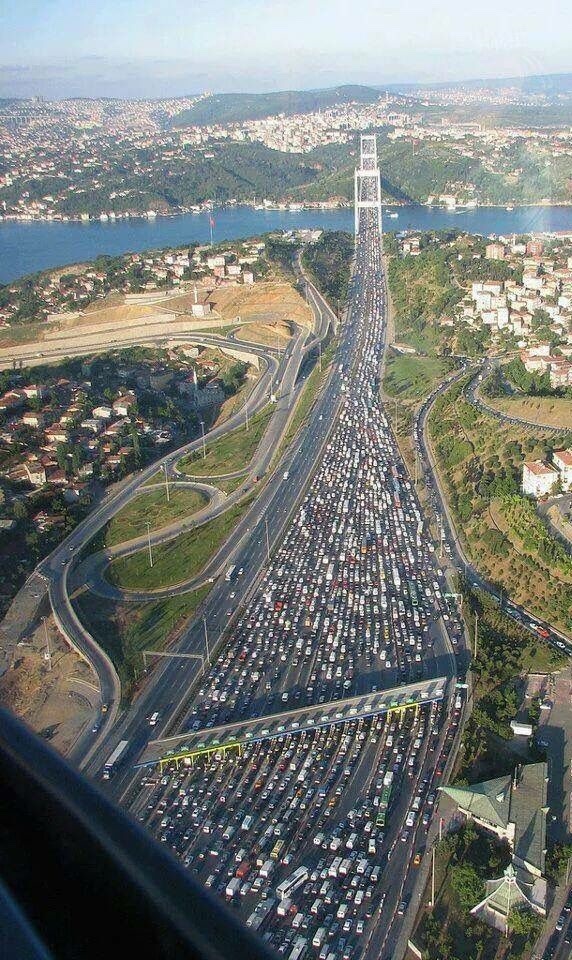  İstanbul trafiğini görenler hayretler içerisinde kaldı.