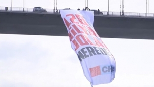 15 Temmuz Şehitler Köprüsü'ne 128 milyar dolar nerede? afişi asıldı! CHP'li vekillerin astığı pankart gündem oldu!