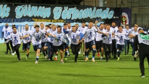 Adana Demirspor'un şampiyonluğunu kutlayan kutlayana! Mavi şimşeklerin 26 yıl sonra gelen şampiyonluğu bütün ünlüler tarafından tebrik edildi!