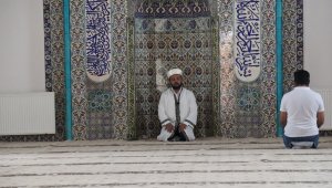 Felaket bölgesinde içerisi balçık dolu cami Cuma'ya yetiştirildi