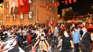 Isparta'da 30 Ağustos fener alayı renkli görüntüler oluşturdu