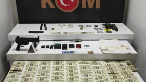 Kaçakçılık operasyonunda sahte dövizler ve balistik yelek hayrete düşürdü