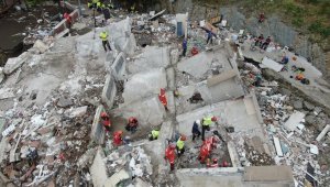 Komandolar, selin vurduğu ilçeyi ellerinde küreklerle temizliyor