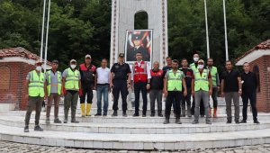 Sel nedeniyle balçıkla dolan Bozkurt'taki şehitlik Mehmetçik tarafından temizlendi