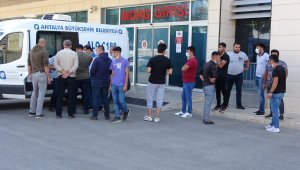 Eğlence dönüşü kazada can veren gencin cenazesini arkadaşları ve kardeşi aldı