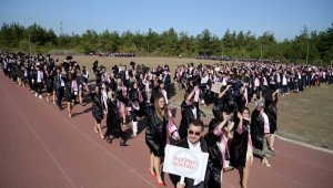 İktisadî ve İdarî Bilimler Fakültesi'nde mezuniyet coşkusu