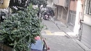 İstanbul'da bıçaklı gasp dehşeti kamerada