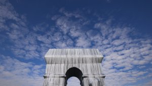 Kumaşla kaplanan Paris'in simgesi Zafer Takı ziyarete açıldı