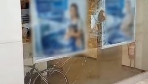 “Japonya ve Amerika'dan 100 bin dolar gelecek“ dedi, bankanın camlarını kırdı