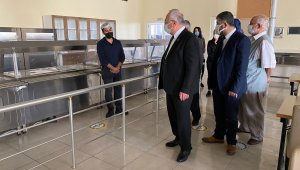 Rektör Namık Ak, eğitim-öğretim dönemi öncesi yurtları gezdi