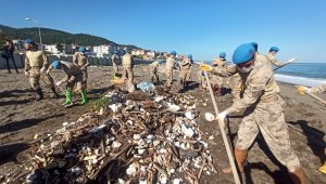Selde kirlenen sahilin temizliğine Mehmetçik el attı