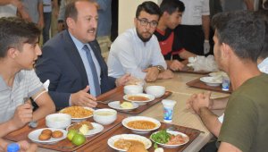 Şırnak Valisi Pehlivan, yurtta kalan öğrencilerin sorun ve taleplerini dinledi