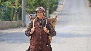 Sırtında küfesiyle gençlere taş çıkartıyor