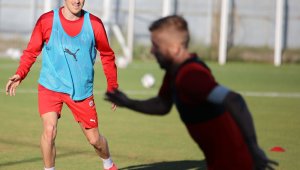 Sivasspor'un yeni transferi Fredrik Ulvestad ilk idmanına çıktı