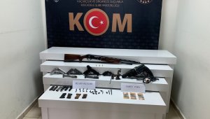 Sahte para ve kaçak silahla yakalandı