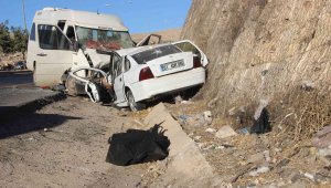 Tarım işçileri kaza yaptı: 1 ölü, 17 yaralı