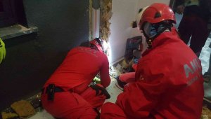 Yağmur suyu tahliye borusuna sıkışan anne kedi kurtarıldı