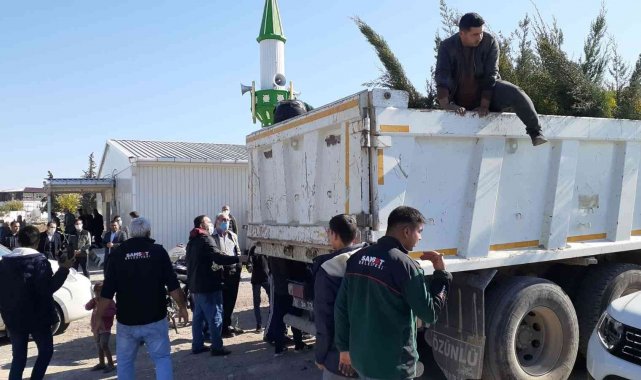 Samsat'ta cami cemaatine fidan dağıtıldı