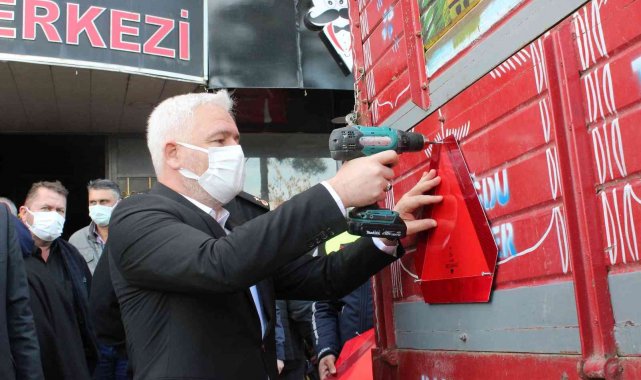 Çarşamba'da traktörlere reflektör ve sarı çakar lamba takıldı