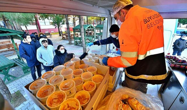 Dört noktada öğrencilere her gün 3 bin kişilik yemek