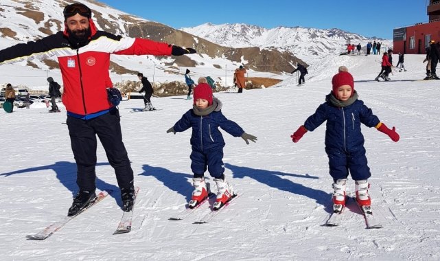 İkizlerin kayak keyfi