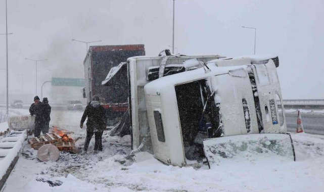 TEM'de korona virüs test kiti taşıyan kamyon devrildi: 1 yaralı