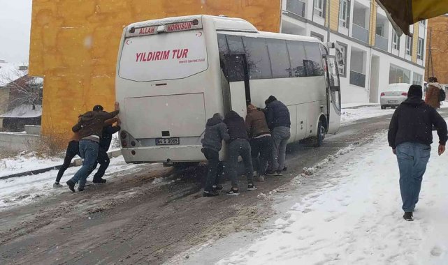 Uşak'ta kar yağışı hayatı olumsuz etkiledi