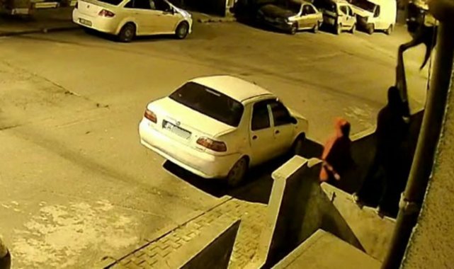 Duvara tırmanıp hırsızlık yaptılar: O anlar kamerada
