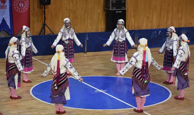 Eğirdir halk oyunlarında il birincisi oldu
