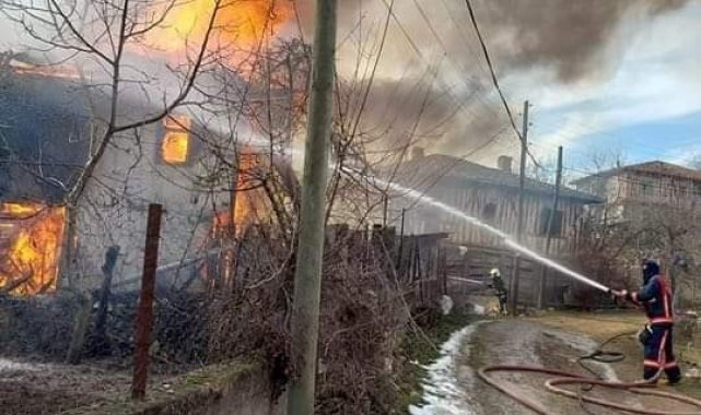 Kastamonu'da altında ahır bulunan ahşap ev yandı, 3 büyükbaş hayvan telef oldu