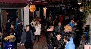 Kuşadası'nda yalnızlar partisi düzenlendi