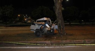 Refüjdeki ağaca çarpan otomobil sürücüsü ağır yaralandı