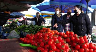 Semt pazarlarında sebze ve meyve fiyatları yarı yarıya düştü