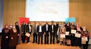Yazarlık okulu mezunlarını verdi