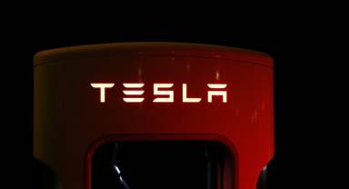 Tesla Fabrikasındaki Robot, Çalışan Mühendislere Saldırdı!